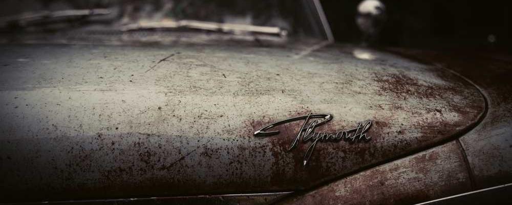 Altes, verrostetes Auto als Symbol für Nostalgie im Blog über Immobilienfinanzierung.