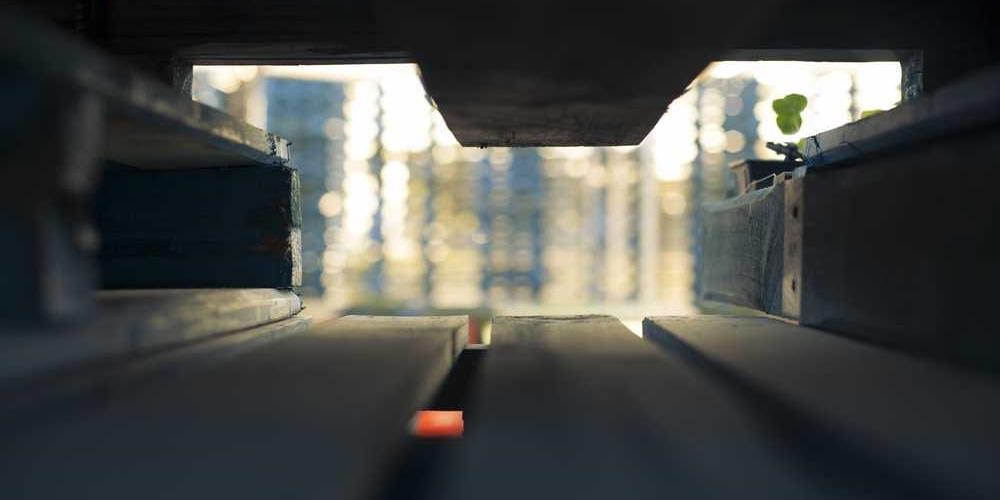 Perspektive durch eine Architekturstruktur im Wohnungsbau