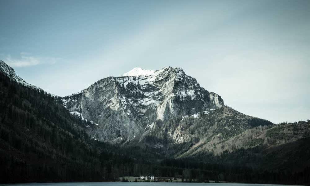 Berglandschaft mit See im Vordergrund für RentPilot Blog über Nebenkostenabrechnung.