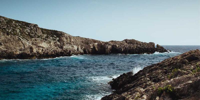 Bewaldete Landschaft mit Nebel, entspannende Atmosphäre - RentPilot