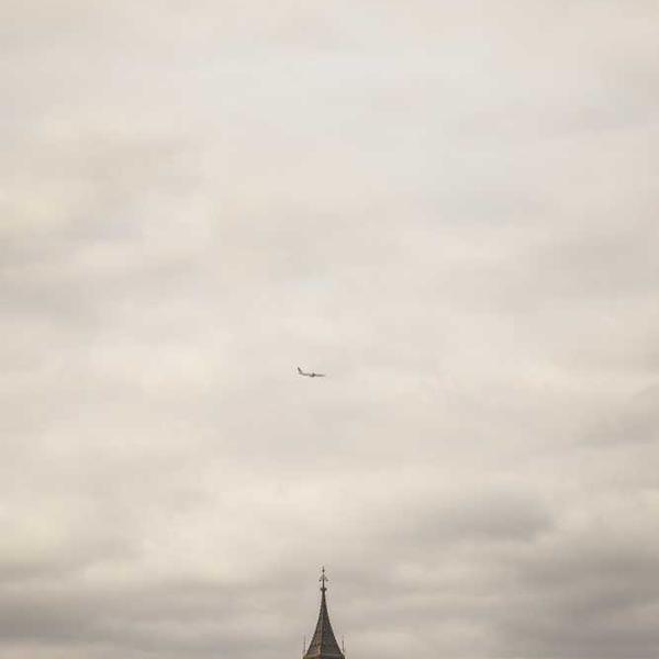 Bewölkte Landschaft mit Flugzeug im Himmel, RentPilot