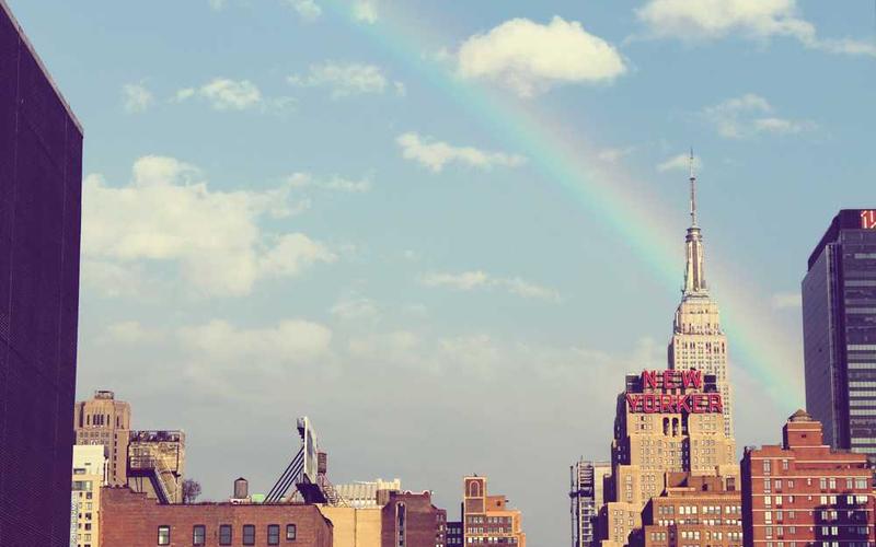 Nahaufnahme blühender Zweige mit weißen und rosa Blüten für RentPilot Blog