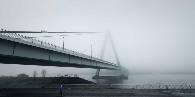 Brücke in nebliger Umgebung zur Visualisierung von Digitalisierungsthemen bei RentPilot