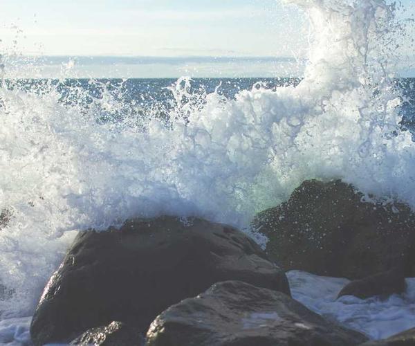Dynamische Wasserbewegung gegen Felsen – RentPilot