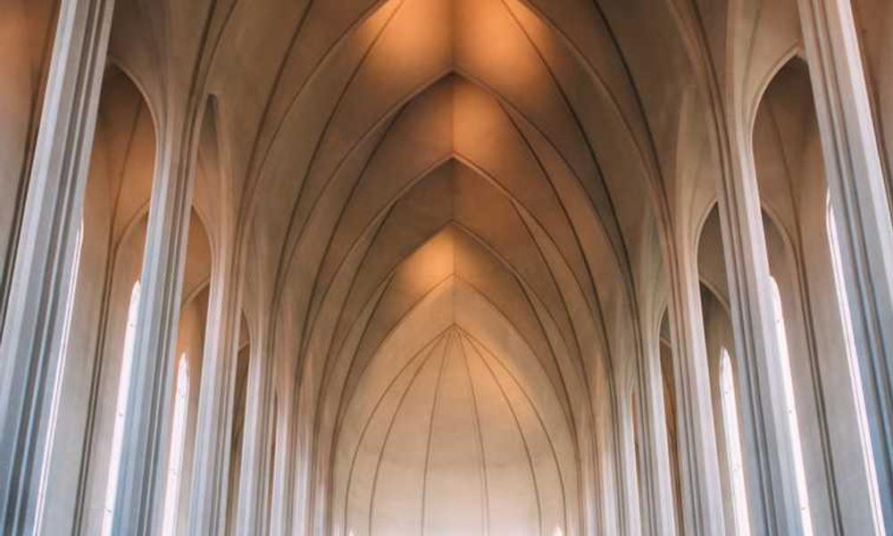 Hohe Decken und Lichtakzente in eleganter Innenarchitektur – RentPilot