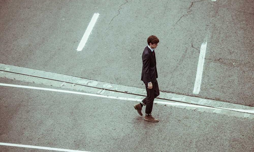 Person in formeller Kleidung auf Straße für Wohnungsbau-Artikel