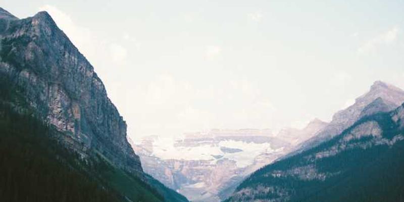 Landschaft mit Bergen und Tal als Metapher für Hausverwaltung von RentPilot.