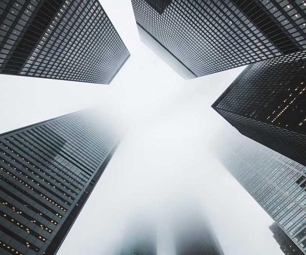 Hochhäuser ragen in den Nebel, zeigen Urbanität und Modernität.