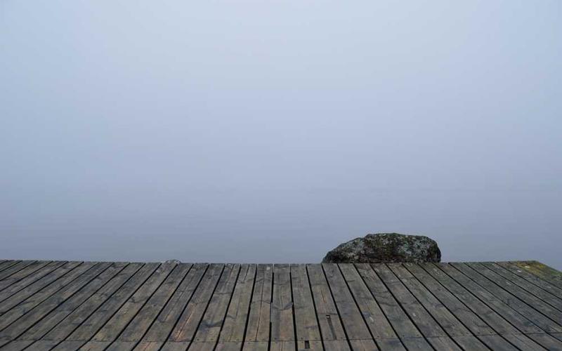 Holzplattform führt in nebligen See, symbolisch für Mietrecht.