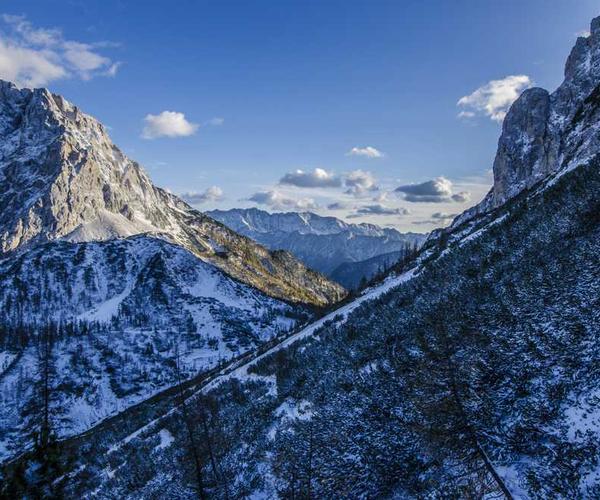 Ländliche Landschaft mit Traktor und Heuballen, RentPilot