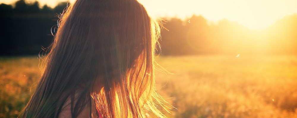 Person denkt über Trends in der Immobilienverwaltung bei RentPilot nach