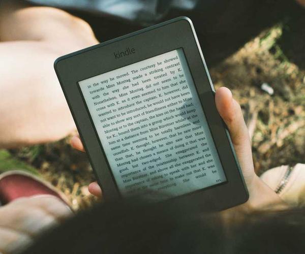 Kindle E-Reader mit Text zu Nebenkostenabrechnung von RentPilot