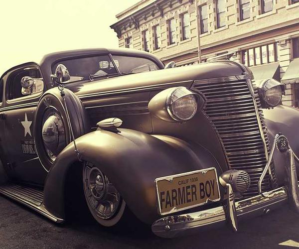 Klassisches Auto mit einzigartigem Design und auffälligem Nummernschild auf der Straße.