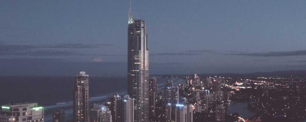 Küstenlandschaft mit Wasser und Eis im Dämmerungslicht