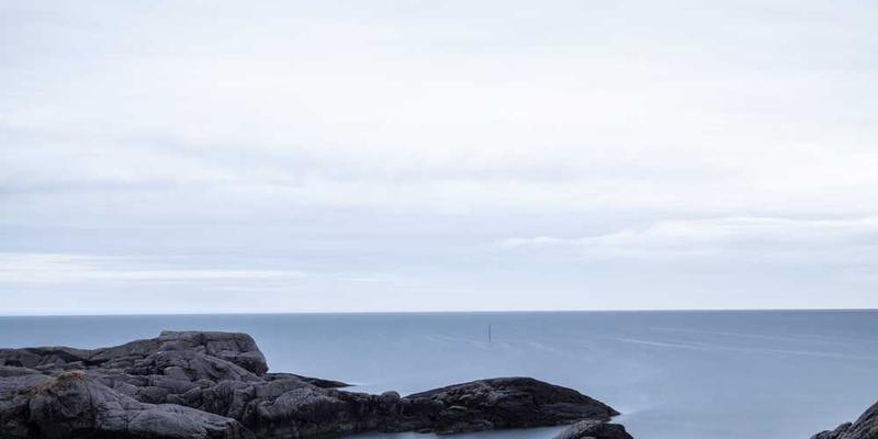 Ruhige Küstenlandschaft mit Felsen und Meer