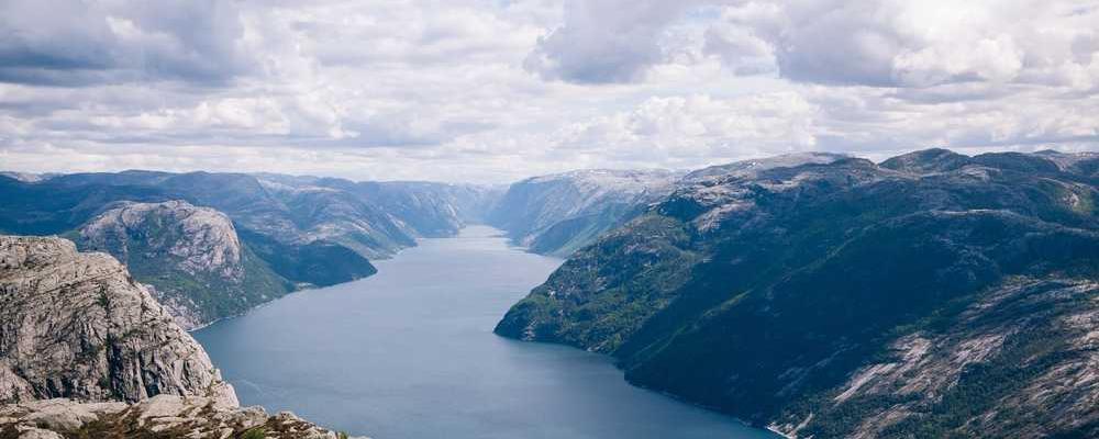 Landschaft mit Bergen und Fjord, ruhige Atmosphäre - RentPilot