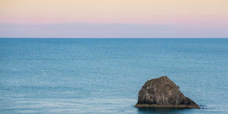 Landschaft mit Wasser und Felsen, vermittelt Ruhe, RentPilot Blog über Immobilienverwaltung.