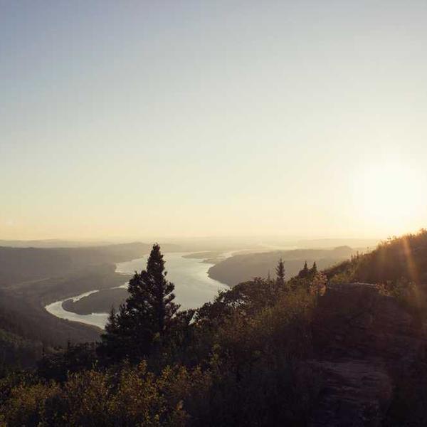 Landschaft mit sanften Hügeln und Bergen in Blautönen von RentPilot