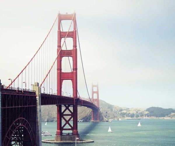 Person im Kapuzenpullover schaut nachdenklich aufs Wasser – RentPilot