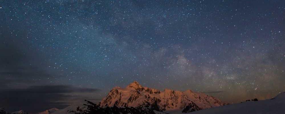 Nächtliche Landschaft mit Sternenhimmel und Bergen, RentPilot Blog über Mietrecht.