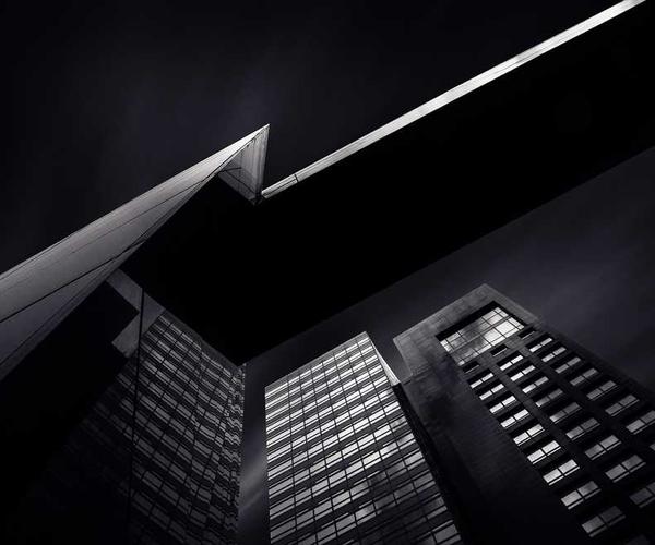 Moderne Architektur mit hohen Gebäuden in Schwarz-Weiß – RentPilot