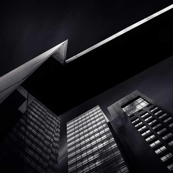 Moderne Architektur in Schwarz-Weiß, symbolisiert Fortschritt im Mieterservice von RentPilot.