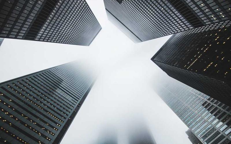 Moderne hohe Gebäude in urbaner Umgebung mit Nebel, RentPilot