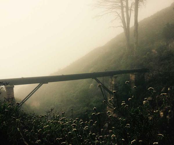 Nebeliger Landschaftsausblick mit Brücke, symbolisiert Freiheit – RentPilot