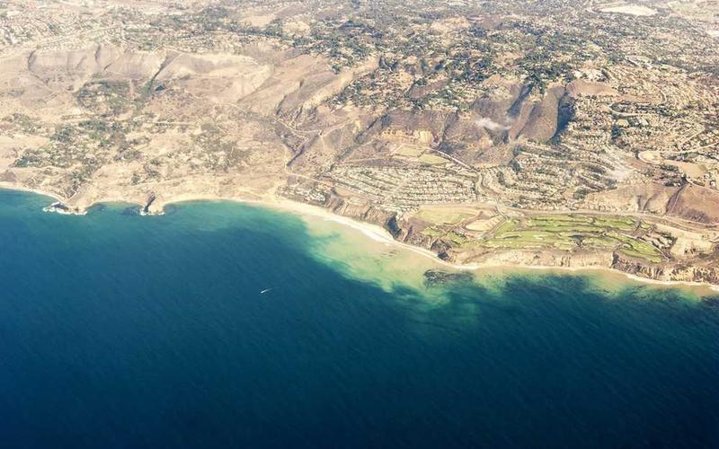 Nächtliche Stadtansicht mit beleuchteter Brücke und Kirche für RentPilot