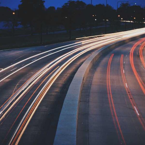 Nächtliche Straßenansicht mit Lichtspuren für RentPilot Tipps zur Wohnungsvermietung.