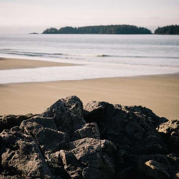 Natürliche Landschaft mit Felsen und ruhigem Meer zur Optimierung der Immobilienverwaltung von RentPilot.