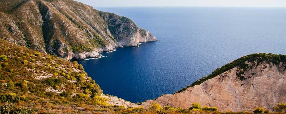 Natürliche Landschaft mit hohen Gräsern und Wasserblick.