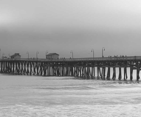Nebel über einer ruhigen Berglandschaft von RentPilot