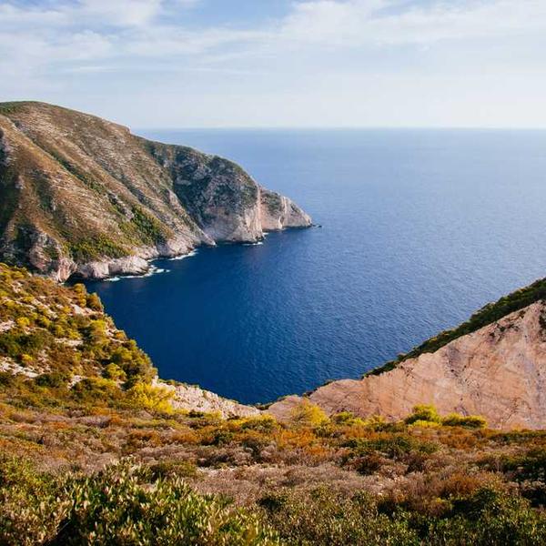 Nebelverhangene Berglandschaft mit ruhigem Gewässer in der Natur - RentPilot