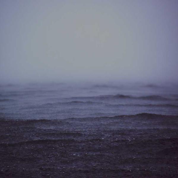 Nebelige Wasseroberfläche, vermittelt eine ruhige Atmosphäre – RentPilot Blog