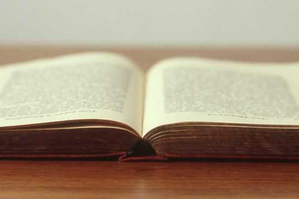 Offenes Buch auf Tisch symbolisiert Wissen im Immobilieninvestment – RentPilot