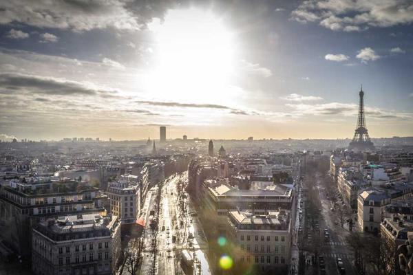 Panoramaansicht von Paris mit Eiffelturm im Vordergrund – RentPilot Blog