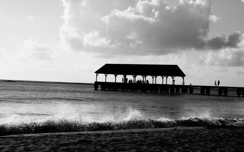 Schwarz-weiße Silhouette eines Pavillons am Wasser für RentPilot