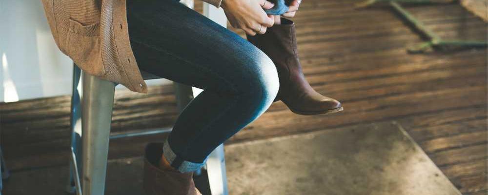 Person zieht Schuhe an – Digitalisierung im Immobilienmanagement mit RentPilot