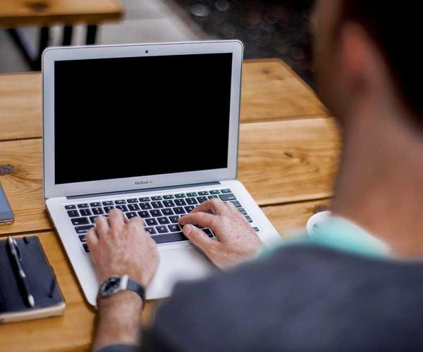 Bewölkte Landschaft mit Flugzeug, symbolisch für Mietrecht, RentPilot