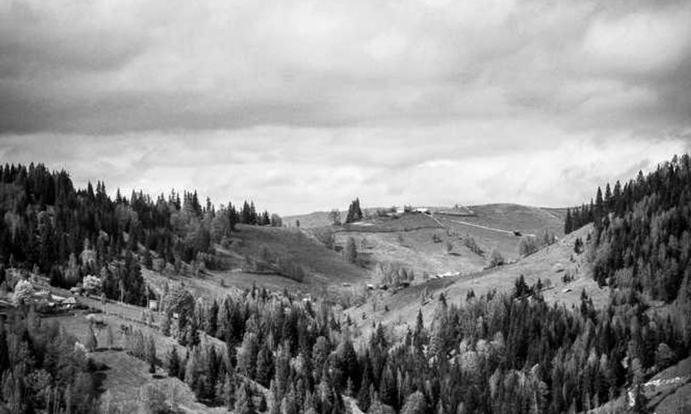 Belebte Küstenpromenade mit Menschen und Vergnügungspark