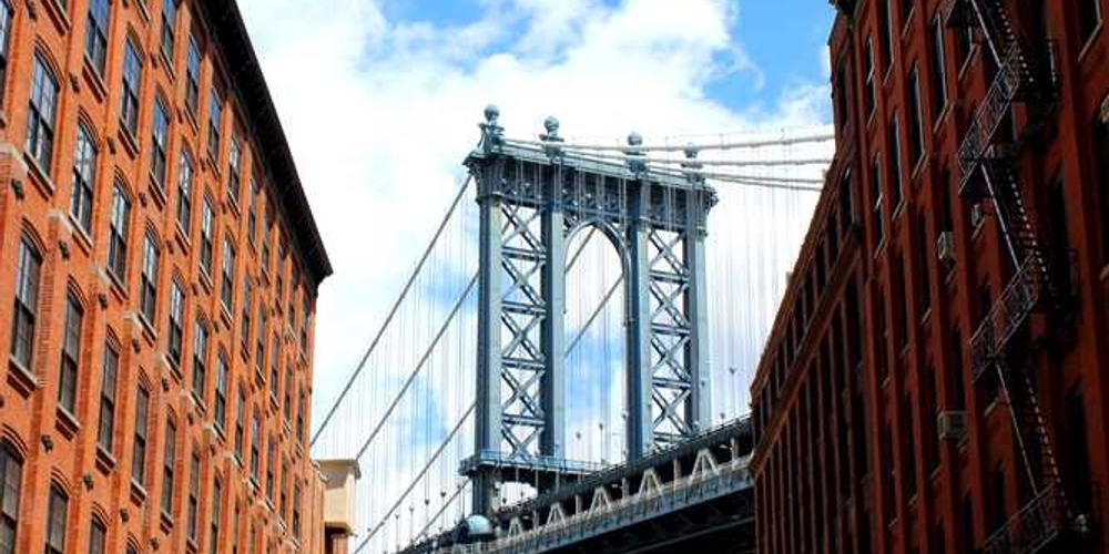 Brücke zwischen urbanen Gebäuden symbolisiert Immobilienfinanzierung – RentPilot