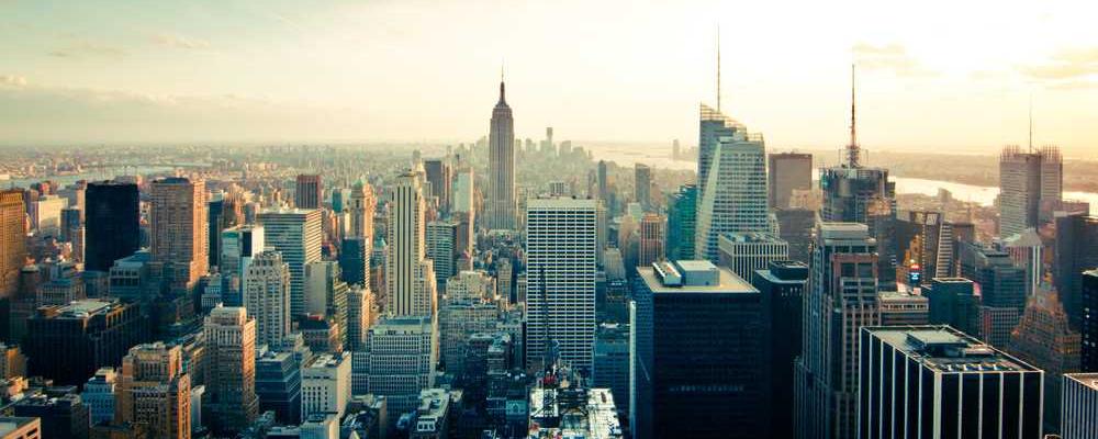 Stadtansicht aus Hochhaus zeigt modernes urbanes Leben für RentPilot