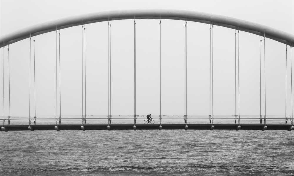 Freiheit auf dem Fahrrad über eine minimalistische Brücke