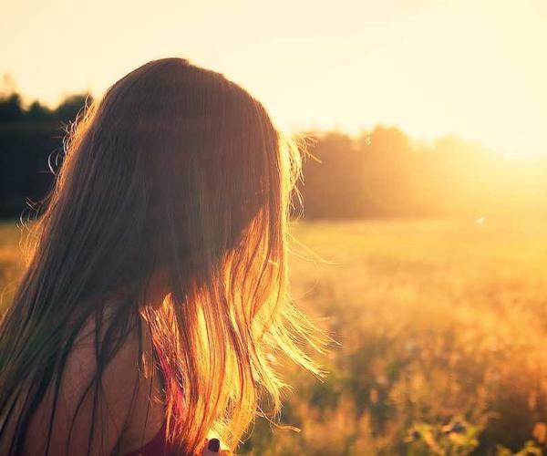 Person blickt nachdenklich in die Ferne, unterstützt RentPilot Blog über Hausverwaltung.