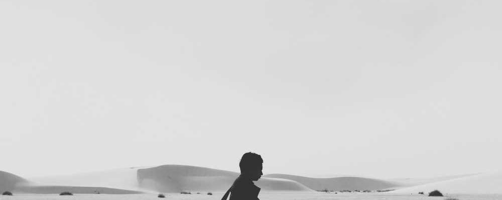 Person läuft in minimalistischer Landschaft für RentPilot Blog zu Innovation im Property Management