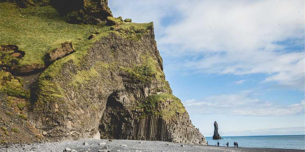 Malerische Küstenlandschaft mit Bergen und Meer von RentPilot