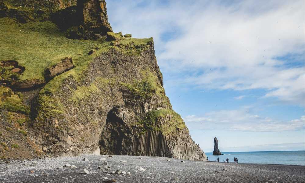 Küstenlandschaft mit Wasser und Eis im Dämmerungslicht – RentPilot