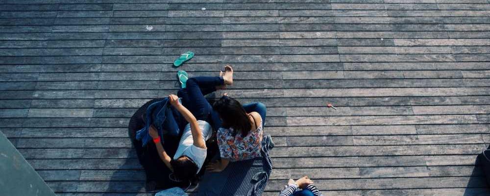 Zwei Personen entspannen auf Holzdeck, RentPilot Blog über Mietkaution