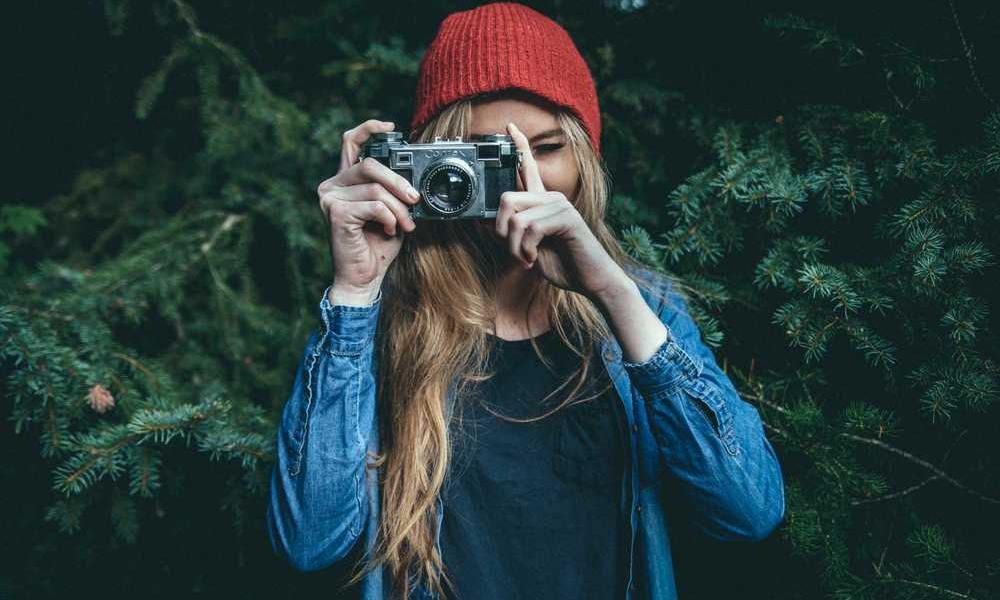 Person mit Kamera in natürlicher Umgebung für RentPilot Blog zu Mietrecht